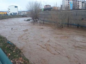 Elazığ’da Yoğun Yağışların Ardından Dereler Taştı, Vatandaşlara Anonsla Sel Uyarısı Yapıldı