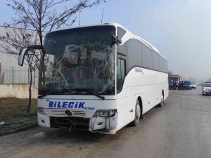 İ̇şçi Servisi Sis Sebebiyle Kamyona Çarptı