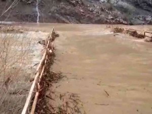 Adıyaman’da Dere Taştı, Köprü Suda Kayboldu