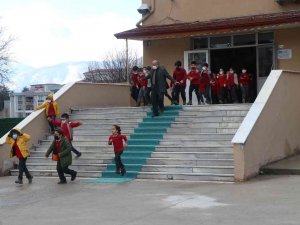 Öğrencilerin Depremde Neler Yapacağı Tatbikatla Gösterildi
