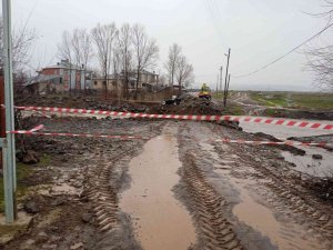 Elazığ’da Sel Suları Altında Kalan Köprü Ulaşıma Kapatıldı