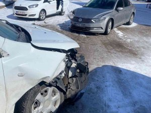 Otomobiller Kafa Kafaya Çarpıştı
