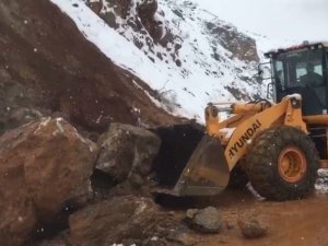 Dev Kayaların 2 Gündür Aynı Bölgeye Düşmesi Sonucu Mahalle Sakinlerini Korkuttu
