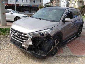 Kavşaktan Dönmeye Çalışan Otomobil 4 Araca Zarar Verdi: 1 Yaralı