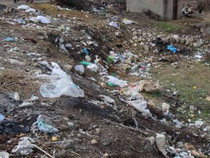 İ̇lçe Belediyesi Köydeki Çöpleri Toplamak İçin ‘Davetiye’ Bekliyor