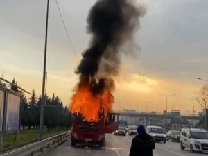 Kocaeli’de Kamyon Alev Alev Yandı