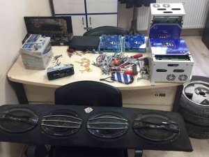 Kovalamaca Sonucu Durdurulan Otomobilde Çalıntı Malzemeler Ele Geçirildi