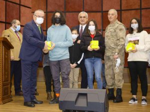 Diyabetli 70 Çocuğa Sensörlü Şeker Ölçüm Cihazı Dağıtıldı