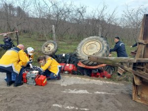 Devrilen Traktörün Altında Kalan Sürücü Hayatını Kaybetti