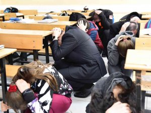 40 Bin Öğrenci Ve Öğretmen Alarmın Çalmasıyla Sıranın Altında Girdi
