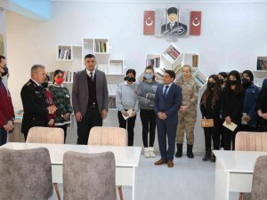 Jandarmadan Liseli Öğrencilere 3 Bin 369 Kitap