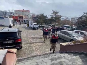 Muradiye’de Göçmen Kaçakçılığı Yapan 5 Kişi Tutuklandı