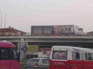 Yalova’da Bariyere Çarpan Tırdaki Külçe Kurşun Yola Saçıldı