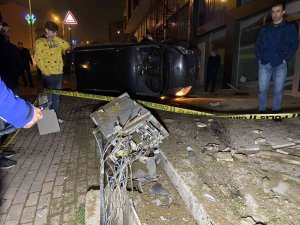 Park Halindeki Otomobile Çarpan Hafif Ticari Araç Takla Attı