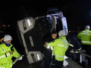 Tem Çıkışında Devrilen Tırda Sıkışan Sürücü, İtfaiye Ekiplerince Kurtarıldı