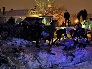 İ̇stinat Duvarına Çarpan Otomobil 4 Gence Mezar Oldu