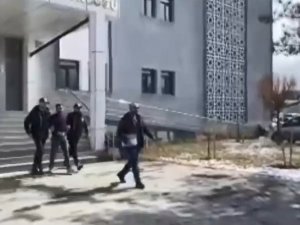 Van’da Birçok Suçtan Aranan Şahıs, Operasyonda Saklandığı Bazanın Altına Yakalandı