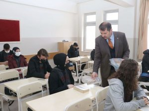 Vali Ayhan’dan Öğrencilere Kitap Hediyesi