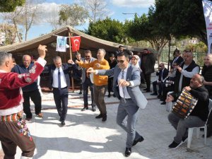 “Silifke’nin Yoğurdu” Türküsü İle Göbek Atıp Yoğurt Şenliği Yaptılar