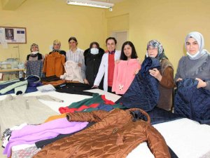 Mağazalarda Beğendikleri Pahalı Kıyafetleri Kendileri Diktiler