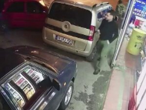 Maltepe’de Virajı Alamayan Kadın Sürücü Market Önündeki Otomobile Çarptı