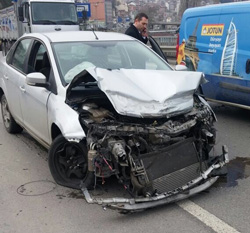 Otomobil Bariyerlere Çarptı 1 Yaralı