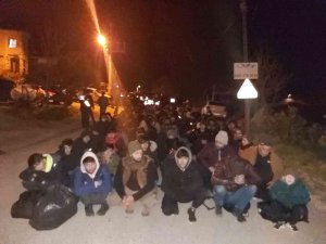 İ̇zmir’de Kamyon İçinde 152 Göçmen Yakalandı
