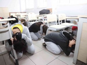 Kartal’daki Okullarda Gerçeğini Aratmayan Deprem Tatbikatı Yapıldı