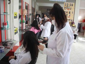 Elazığ’da Öğrenciler Okuyup Meslek Öğrenerek Okul Harçlıklarını Çıkarıyor