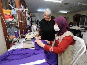 Gönüllü Kadınlar 8 Mart İçin Dikiyor