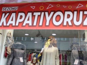 Yeni Sezon İçin Birçok Esnaf Kışlık Ürünlerde İndirim Yapmaya Devam Ediyor