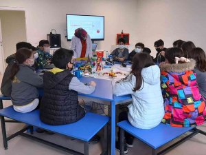 Öğrenciler Atölyelerde Hem Öğreniyor Hem Eğleniyor