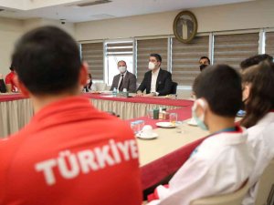 Başkan Gökhan Yüksel Ödüllü Sporcularla Bir Araya Geldi