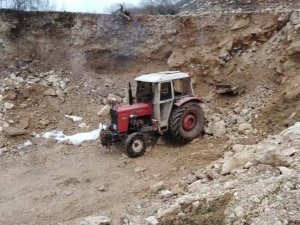 Kar Sularının Bozduğu Yollarını Kendi İmkanlarıyla Düzelttiler