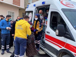 Binanın Çatısı Alevlere Teslim Oldu, 3 Kişi Dumandan Etkilendi