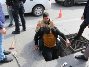 Antalya’da Bisiklet İle Hurda Malzeme Toplamak İçin Kanalizasyona Giren İki Kişi Mahsur Kaldı