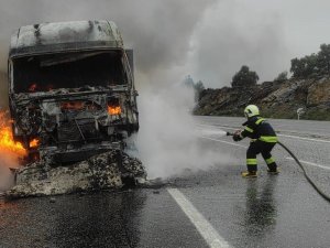 Balık Yemi Yüklü Kamyon Tamamen Yandı