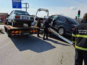 İ̇ki Otomobil Kavşakta Çarpıştı: 5 Yaralı
