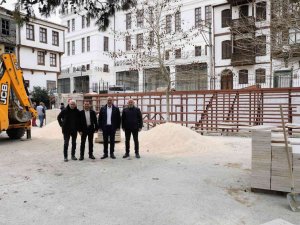 Taş Mektep Avlusuna Kavuşuyor