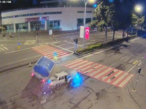 Kamyonetle Çarpışan Otomobil Alev Aldı: 1 Ölü, 4 Yaralı