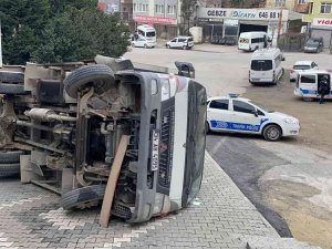 Dik Yokuştan Geri Geri İnmeye Çalışan Kamyonet Devrildi: 2 Yaralı
