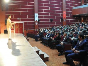 Akşehir’de Tek Kişilik Tiyatro Oyunu İlgi Gördü