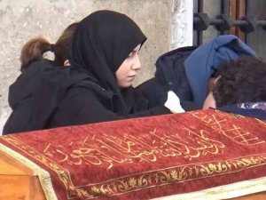 İ̇stanbul’da Sır Ölüm, Gözyaşlarıyla Toprağa Verildi