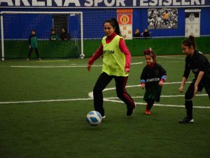 Anneler, Futbolcu Kızları İçin Yeşil Sahada Ter Döktü