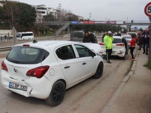 3 Otomobil Birbirine Girdi: 2 Yaralı