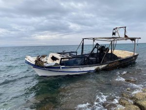 Didim’de Teknesi Yanan Kaptanı Sahil Güvenlik Ekipleri Kurtardı