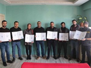 Ticari Pilot Eğitimi Alan Gazetecilere Sertifika Ve Ehliyetleri Verildi
