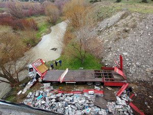 Kontrolden Çıkan Tır Gediz Nehri’ne Uçtu: 1 Yaralı