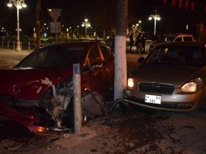 İ̇ki Otomobil Kavşakta Çarpıştı: 2 Yaralı