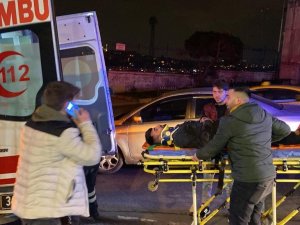 Beyoğlu’nda Trafik Levhasına Çarpan Pikap Takla Attı: 3 Yaralı